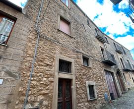 Casa su 3 livelli in centro storico in montagna