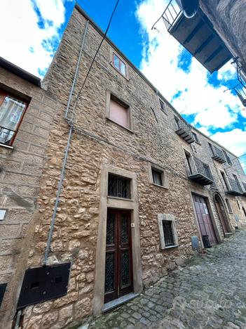 Casa su 3 livelli in centro storico in montagna