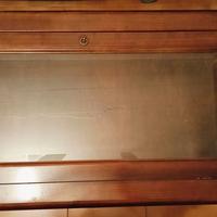 Tavolino da salotto con piano in vetro a ribalta