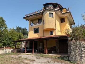 Villa con due appartamenti  e giardino