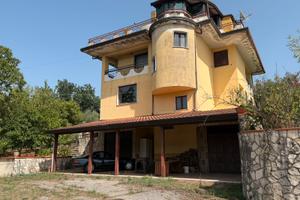Villa con due appartamenti  e giardino