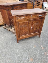 Comò in legno intarsiato