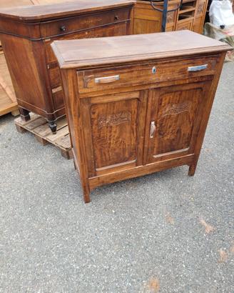 Comò in legno intarsiato