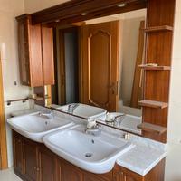 Mobile per il bagno con doppio lavandino.