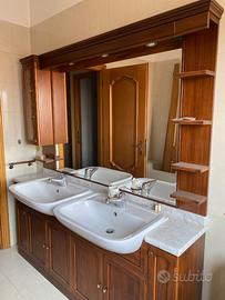 Mobile per il bagno con doppio lavandino.