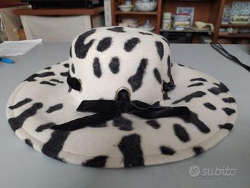 cappello bianco e nero