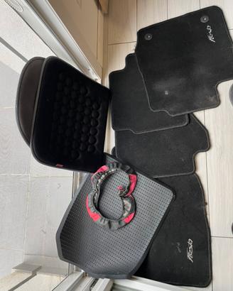 Lotto accessori auto e tappetini originali Fiesta