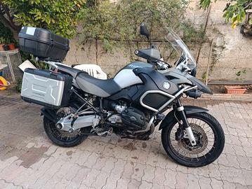 moto bmw con tris valigie 