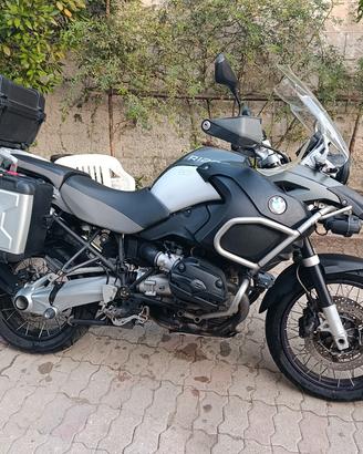 moto bmw con tris valigie 
