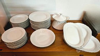 Servizio piatti e bicchieri elegante 