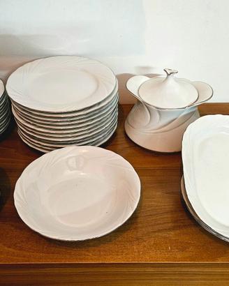 Servizio piatti e bicchieri elegante 