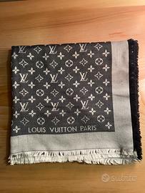 Louis Vuitton Sciarpa Châle Monogram in Seta