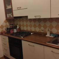 cucina 255 cm, con mensola snack e due sgabelli al