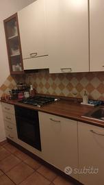 cucina 255 cm, con mensola snack e due sgabelli al