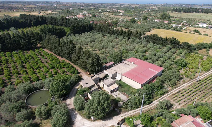 Villasmundo Az. Agricola con magazzino