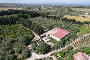 Villasmundo Az. Agricola con magazzino