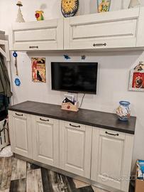 mobile cucina o sala con pensili alti 