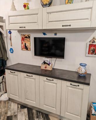 mobile cucina o sala con pensili alti 