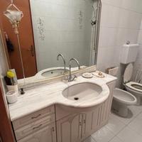 Mobile bagno con ripiano in marmo