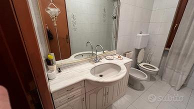 Mobile bagno con ripiano in marmo