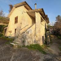 CASA SEMINDIPENDENTE A VITERBO