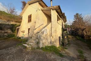 CASA SEMINDIPENDENTE A VITERBO
