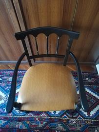 Sedia con braccioli in legno massello 