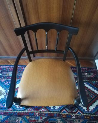 Sedia con braccioli in legno massello 