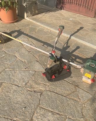 Decespugliatore a motore