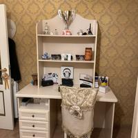Scrivania e specchio
