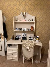 Scrivania e specchio