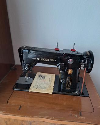 Macchina da cucire Singer con mobiletto