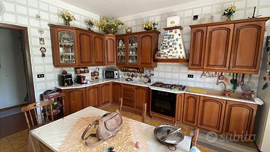 Cucina in legno completa