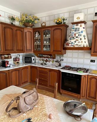 Cucina in legno completa