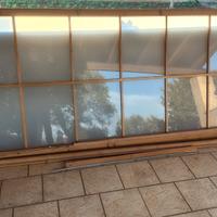 Porta scorrevole di legno con vetri opachi