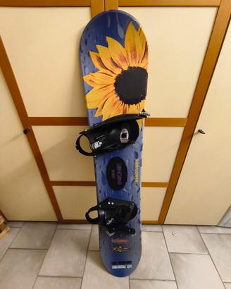 tavola da snowboard con attacchi