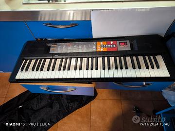 Yamaha PSR-F50 Tastiera Portatile, 61-Tasti, Displ