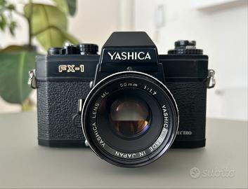 Fotocamera reflex vintage YASHICA FX-1 con 50mm