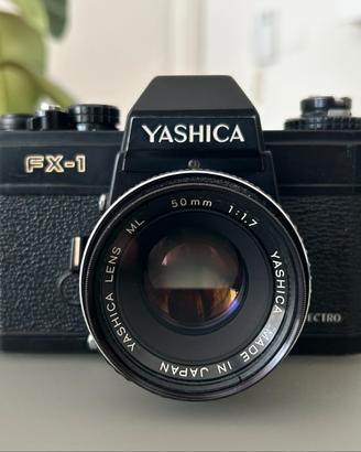 Fotocamera reflex vintage YASHICA FX-1 con 50mm
