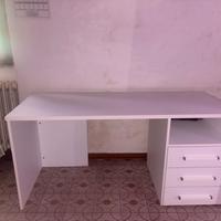 Scrivania bianca ampia con cassetti
