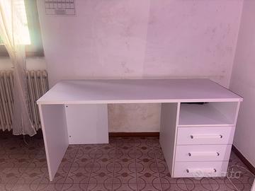 Scrivania bianca ampia con cassetti