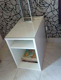 Comodino con vetro