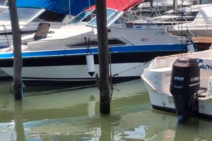 Sea Ray 215 con posto barca