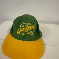 Cappelino con visiera versace