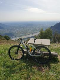 Mtb Cube grigia allestita con componenti shimano