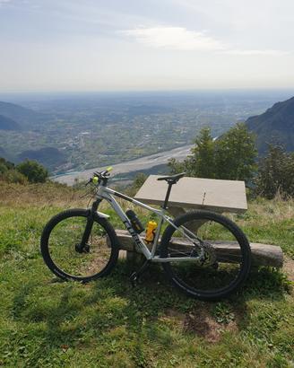 Mtb Cube grigia allestita con componenti shimano
