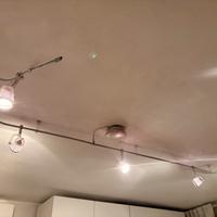 Binario con faretti a soffitto, lampadario