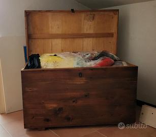 Antico baule in legno