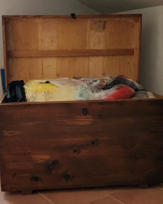 Antico baule in legno