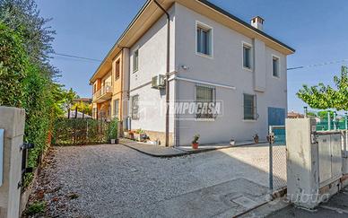 PORZIONE DI TRIFAMILIARE CON GIARDINO PRIVATO